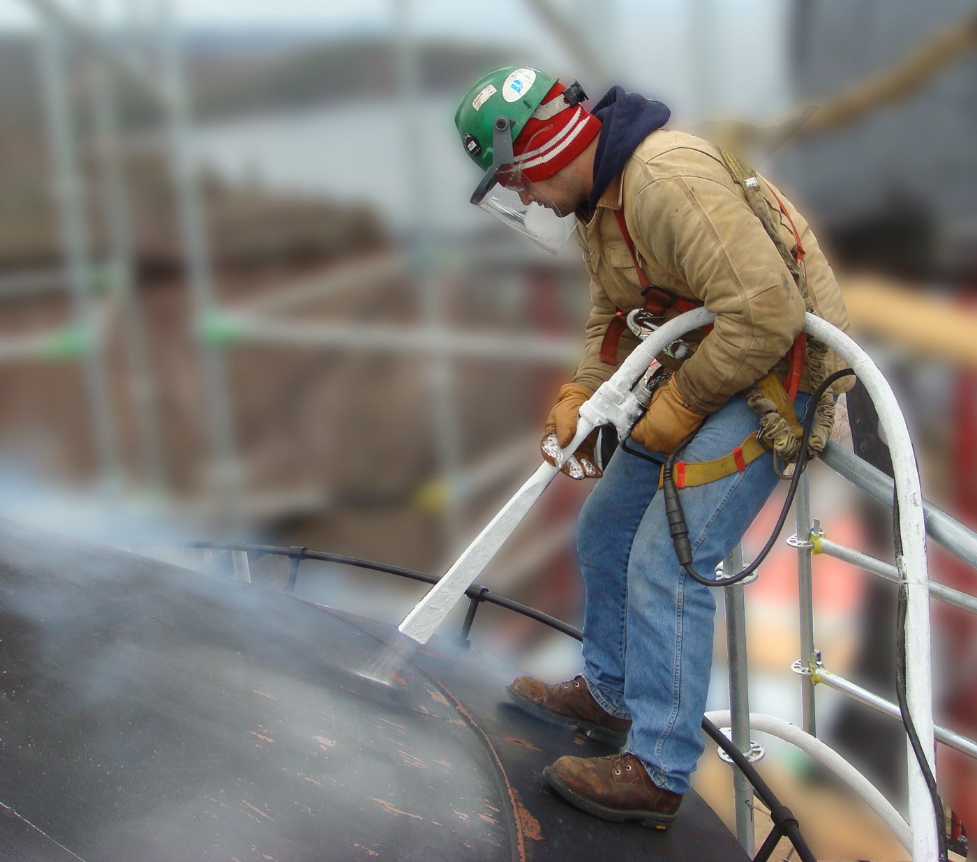 mężczyzna konserwuje zabytki przy pomocy maszyny do czyszczenia suchym lodem