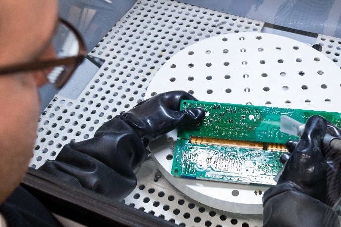 Profesjonalny pracownik firmy sprzątającej podczas czyszczenia zakładu spożywczego, takiego jak browar.