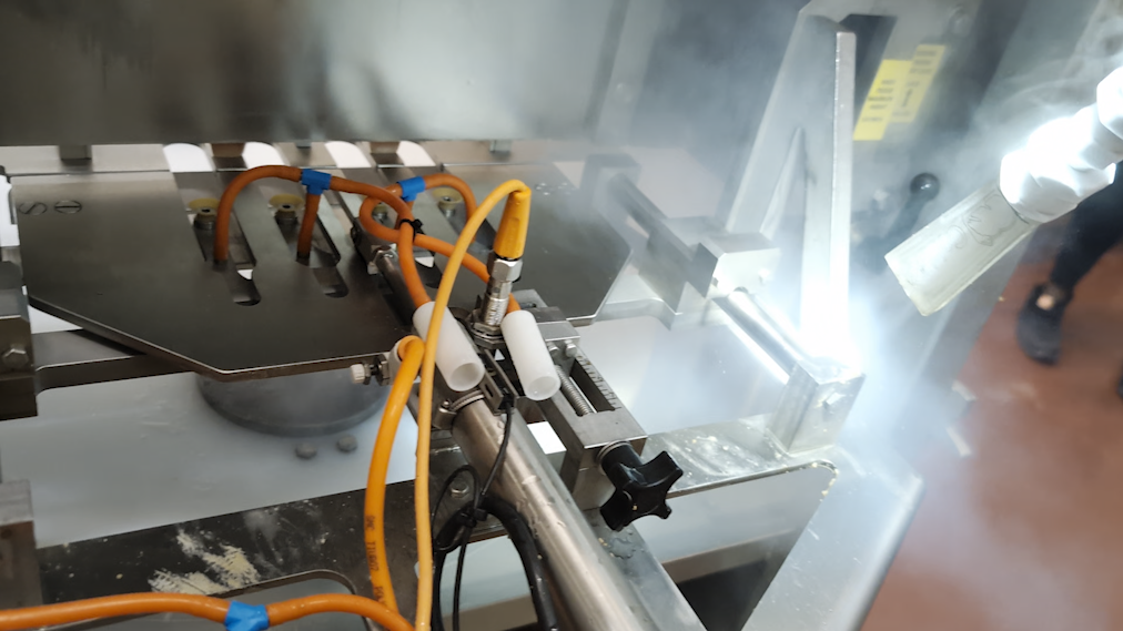 Profesjonalny pracownik firmy sprzątającej podczas czyszczenia zakładu spożywczego, takiego jak browar.